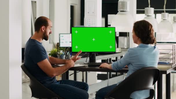 グリーンスクリーン,小規模ビジネスオフィスデスクでPCを見るスタートアップチーム. 隔離されたコピースペーステンプレートを分析し,収入開発のためのチームワークを行い,ディスプレイ上の染色体. - 映像、動画