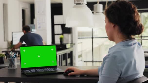 ラップトップでグリーンスクリーンで作業するマネージャーは,クリエイティブエージェンシーオフィスで隔離されたモックアップテンプレートをチェックします. 表示の空白の染色体のレイアウトを示すPCを見ている若い大人の,現代ソフトウェア. - 映像、動画