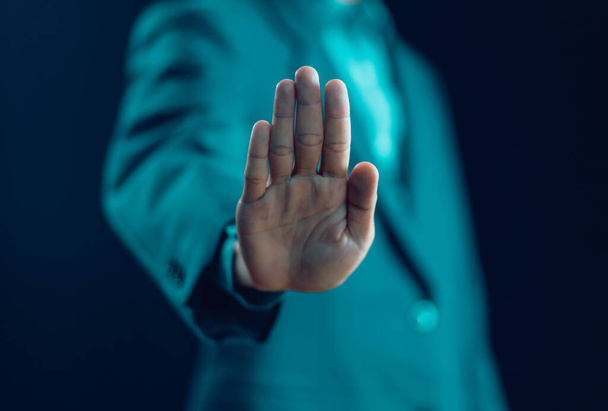 Hombre mostrando la mano gestos de la palma de la mano detener, concepto de violencia, rechazar, defensa, precaución, tráfico, señal de detener fondo oscuro - Foto, Imagen