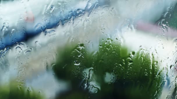 Las gotas de lluvia fluyen sobre el vidrio de la ventana - Metraje, vídeo