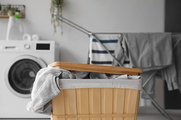 洗濯室で汚れた服を着たバスケット、クローズアップ - 写真・画像