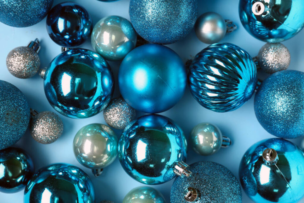 Weihnachtskugeln auf blauem Hintergrund - Foto, Bild