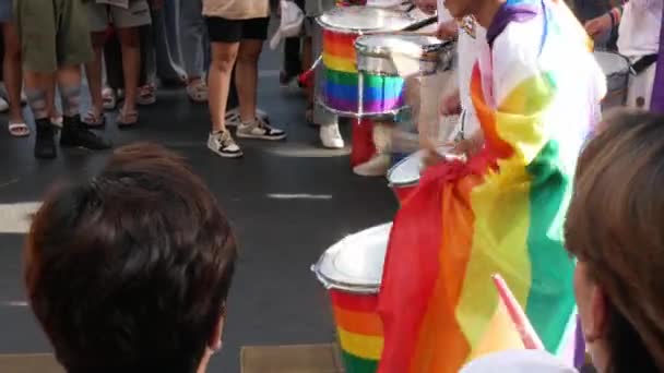 junho4,2023.Bangkok, Thailand.view of gay LGBTQ + pride parade festival or Bangkok Pride Festival 2023 at Siam Square in center of Bangkok.crowd waving the gay pride flag to celebrate at the pride parade - Filmagem, Vídeo