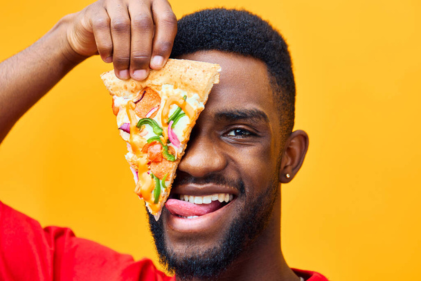 zwart man kopiëren vrolijk geïsoleerde pizza snice rood afro ongezond achtergrond bebaarde ruimte voedsel volwassen gelukkig glimlach hold fast guy voedsel geel levering studio - Foto, afbeelding