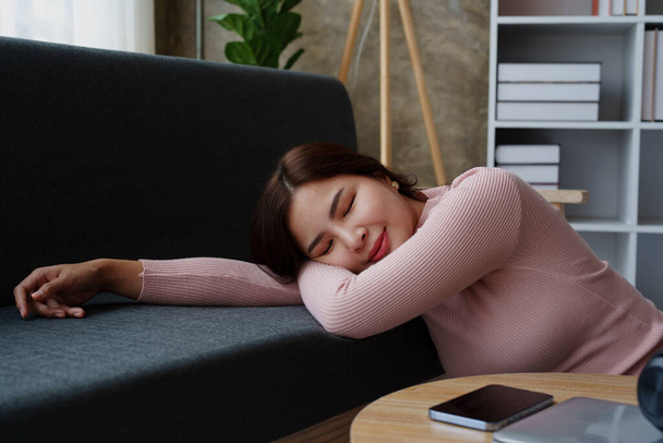 Evdeki kanepede uyuyan Asyalı genç kadın, rahatlatıcı kavramlar. - Fotoğraf, Görsel