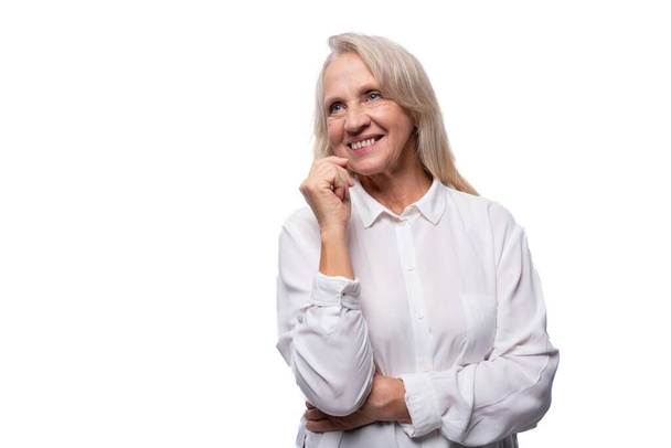 Donna d'affari in pensione con i capelli grigi si sente gioia e fiducia. - Foto, immagini