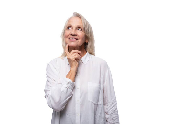 65 let starý druh evropský zralý žena nosí košili na bílém pozadí. - Fotografie, Obrázek