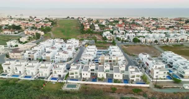 Luchtfoto Larnaca Livadia Cyprus. Prachtige moderne architectuur van villa 's met zwembaden, straten omzoomd met palmbomen en luxe appartementen. Hoge kwaliteit 4k beeldmateriaal - Video
