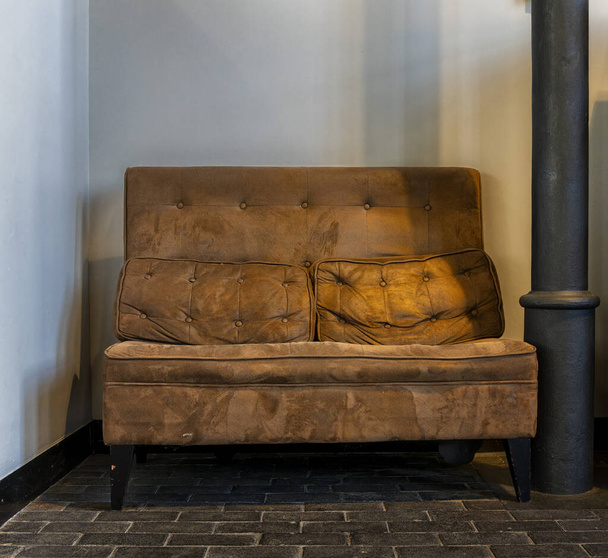sofá de couro velho em um salão de fábrica, Berlim, Alemanha - Foto, Imagem