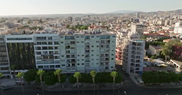 Vista aérea del mar costero en Limassol, Chipre. Arquitectura de la ciudad con edificios altos en el centro de la ciudad. Imágenes de alta calidad 4k - Imágenes, Vídeo