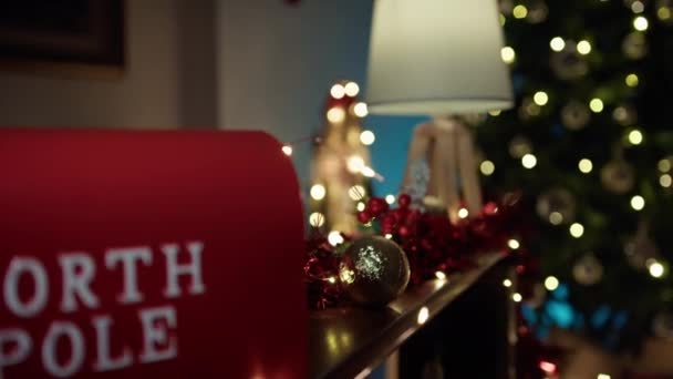 Ornamente und Weihnachtsbaum mit Lichtern .  - Filmmaterial, Video
