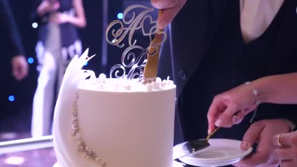 Svatební dort s iniciálami novomanželů. Svatební tradice. - Záběry, video