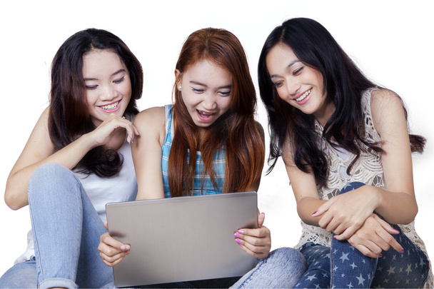 Adolescentes attrayantes utilisant un ordinateur portable en studio
 - Photo, image