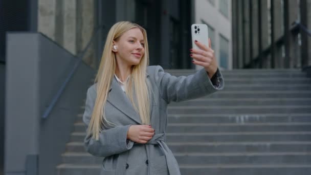 Neşeli Menajer, Smartphone 'u ve Sosyal Basına Gönderdiği Posta ile Selfie Çekiyor. Modern bir ofis merkezinde öğle yemeği arasında fotoğraf çeken kurumsal bir kadın. Halk ve Teknoloji Konsepti - Video, Çekim