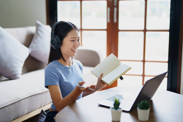 Σπουδάζοντας online, όμορφη Ασιάτισσα μαθήτρια ή φοιτήτρια που σπουδάζει online στο σπίτι. - Φωτογραφία, εικόνα