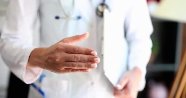 Arzt Kardiorloge Therapeut reicht Hand zur Begrüßung. Krankenversicherung: Erfolgreiche Transaktion medizinischer Leistungen - Filmmaterial, Video