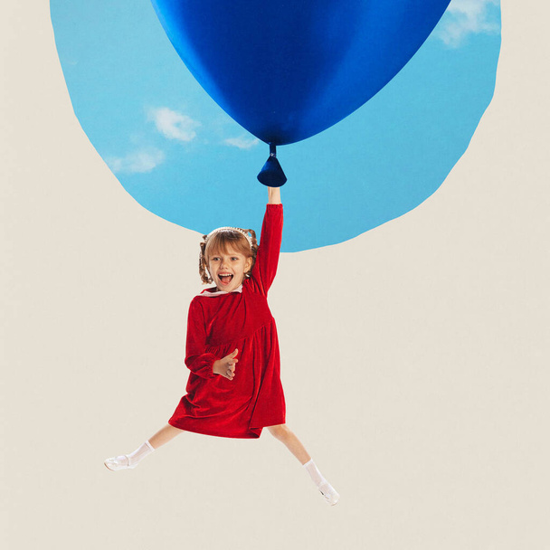 Poster. Çağdaş sanat kolajı. Modern yaratıcı sanat eserleri. Kocaman bir parti balonuyla uçan komik, mutlu küçük kız. Kutlama konsepti, eğlence ve neşe, parti, ilham. Parlak tasarım - Fotoğraf, Görsel