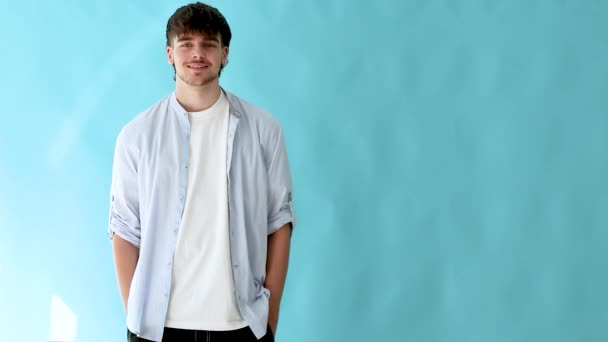 városi fiatalember keresztbe karját elszigetelt a háttérben - Felvétel, videó