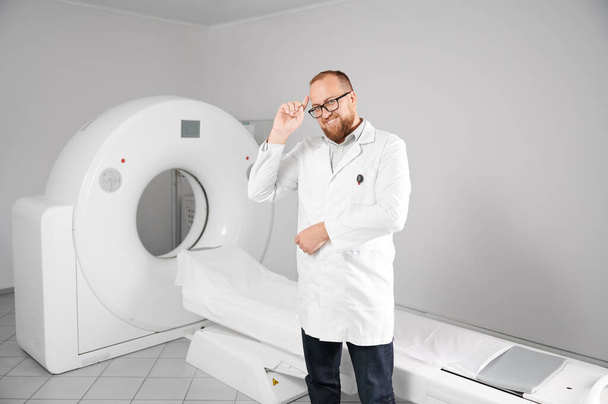 Muotokuva hymyilevä lääkäri lääketieteen tietokonetomografia tai MRI skanneri. Lääketieteen, terveydenhuollon ja nykyaikaisen diagnostiikan käsite. - Valokuva, kuva