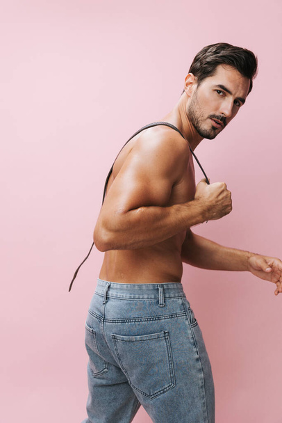 Man mode biceps sexy fitness schoonheid achtergrond spier roze naakt riem sport gespierde jeans romp shirtloze levensstijl vakantie model lichaam - Foto, afbeelding