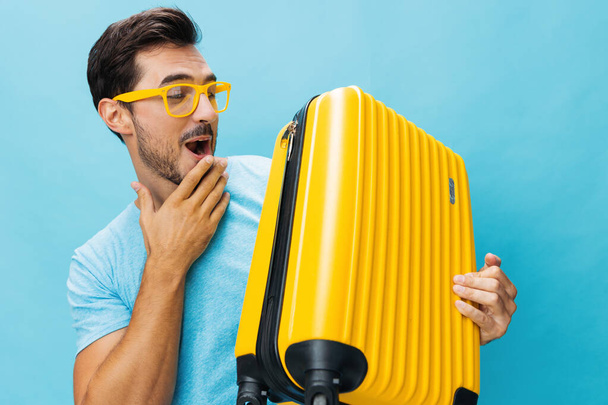 Muž cestování dovolená cesta prostor cestovatel životní styl kufr lístek výlet pozadí žlutá šťastný víkend dovolená kopie letu zavazadla hipster studio chlap modrý - Fotografie, Obrázek