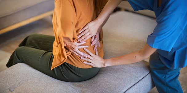 Fizikoterapeuta ápoló ázsiai és kaukázusi idős nők bizalom mozgó kéz rehabilitáció. - Fotó, kép