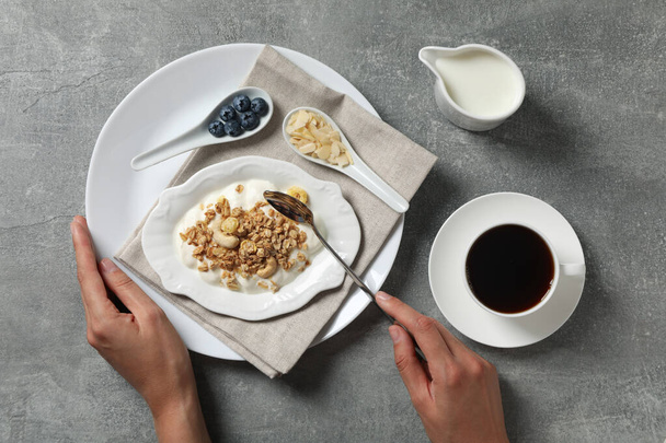 Müsli mit Joghurt, Konzept des leckeren Frühstücks - Foto, Bild