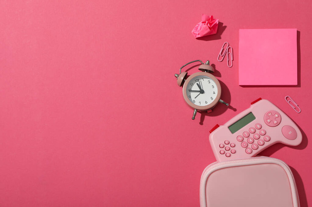 Joystick, papel de nota y despertador sobre fondo rosa, espacio para texto - Foto, imagen