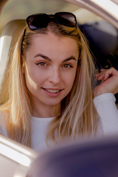 Beautiful Blonde Woman Talking on Phone in Car - Fall Travel Lifestyle - Foto, afbeelding
