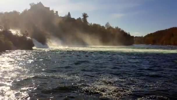 Водопад и капли разбросаны по Рейнскому водопаду в Швейцарии. 4K - Кадры, видео