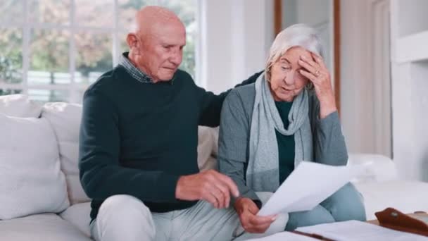 Ηλικιωμένο ζευγάρι, λογαριασμοί και άγχος για το χρέος στο σπίτι, οικονομική αποτυχία ή τον κίνδυνο του προϋπολογισμού με έγγραφα, αγκαλιά για την υποστήριξη και την ανησυχία. Θυμωμένος ηλικιωμένος γυναίκα και ο άνθρωπος με υποθήκη, πληρωμή δανείου ή επιστολή πτώχευσης. - Πλάνα, βίντεο