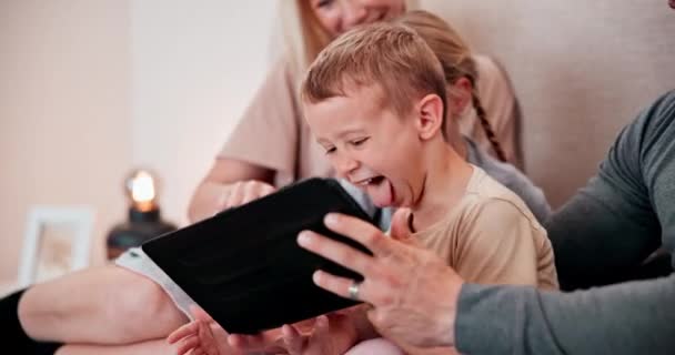 Батьки, діти і селфі на планшеті, смішні і граються в ліжку, дурне обличчя і посмішка. Щасливі, насолоджуючись та онлайн для дитинства, цифровий та Інтернет у сімейному домі, ігри та спілкування разом. - Кадри, відео