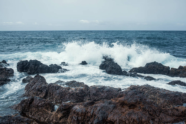 Wybrzeże Morza Skalistego z falami - Zdjęcie, obraz