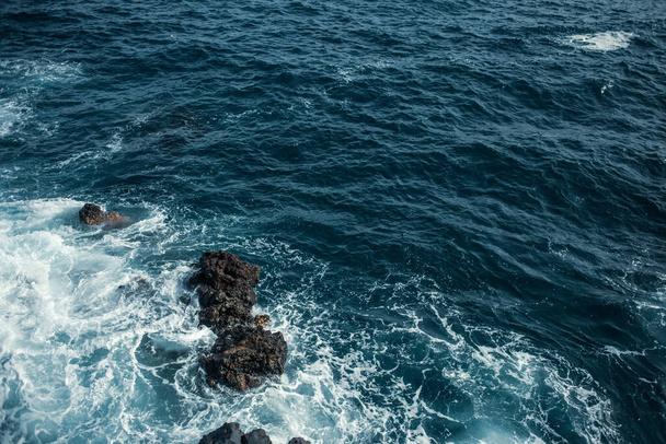 Piękne skaliste wybrzeże morskie z falami - Zdjęcie, obraz