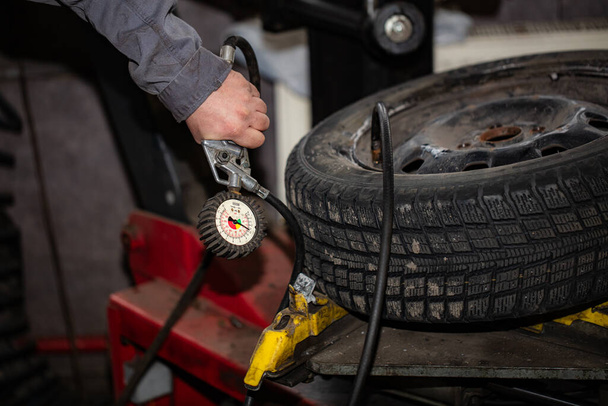 použité montáže pneumatik a nafouknutí detailu na auto servis - Fotografie, Obrázek