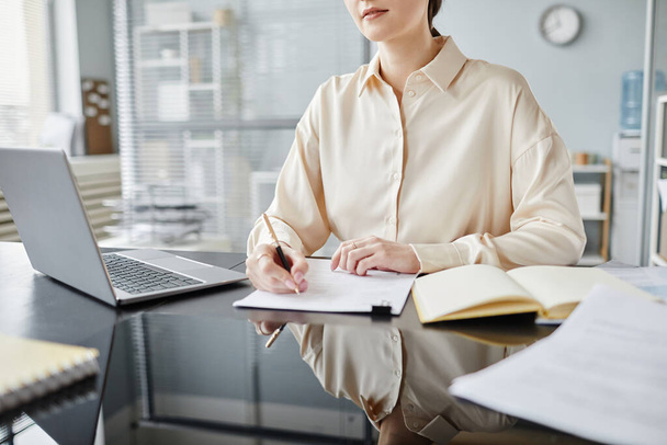Primer plano mínimo de la mujer de negocios tomando notas en la reunión o entrevista de trabajo, espacio de copia - Foto, imagen