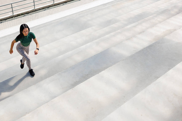 Athletische Frau erklimmt Stadiontreppe - Foto, Bild