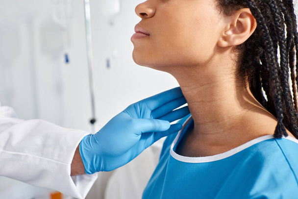 vista recortada de la mujer afroamericana enferma cuando su médico indio examinando sus ganglios linfáticos - Foto, Imagen