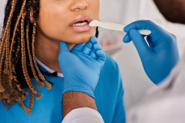 vista recortada del médico revisando la garganta de su joven paciente afroamericano, salud - Foto, Imagen