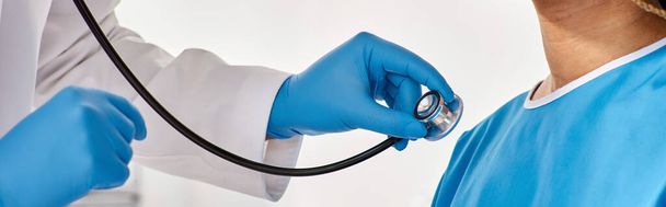 médico indiano ouvir respiração de seu paciente afro-americano doente com estetoscópio, cortado, banner - Foto, Imagem