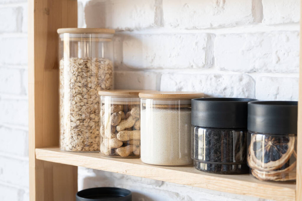 Riutilizzare vasi di vetro per conservare cibo essiccato Vivere stile di vita sostenibile a casa, copiare lo spazio - Foto, immagini
