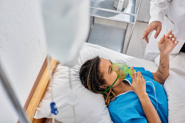 vue recadrée de femme afro-américaine joyeuse avec masque à oxygène en regardant son médecin, les soins de santé - Photo, image