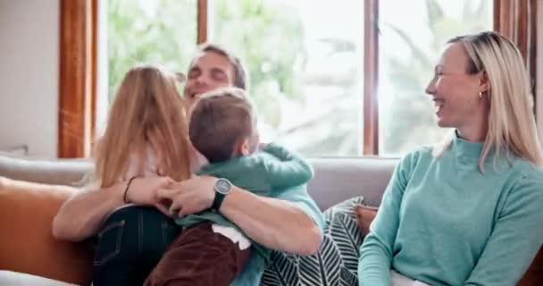 Sorria, amor e crianças abraçando os pais no sofá na sala de estar da casa de família moderna. Happy, ligação e animado crianças abraçando mãe e pai com cuidado no salão juntos em casa. - Filmagem, Vídeo