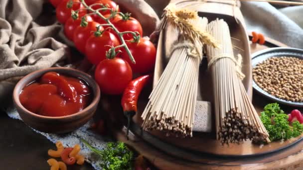 Rohe Pasta in Komposition mit Gemüse in der Küche. - Filmmaterial, Video