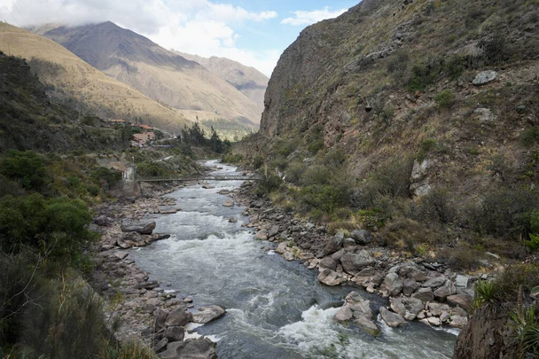 Urubamba-joki Perussa Andien vuorten takana.  - Valokuva, kuva