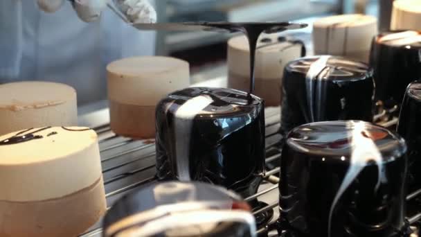 Revestimento artístico de bolo de mousse com chocolate escuro e branco usando utensílios de cozinha - Filmagem, Vídeo