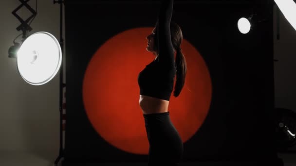 Atletik kadın fotoğraf stüdyosunda yoga yapıyor. Yoga ve meditasyon konsepti. 4k - Video, Çekim