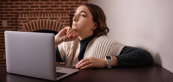 Фрилансер женщина, работающая на обмен пост на сайте сидя с ноутбуком за столом поздно дома - Фото, изображение