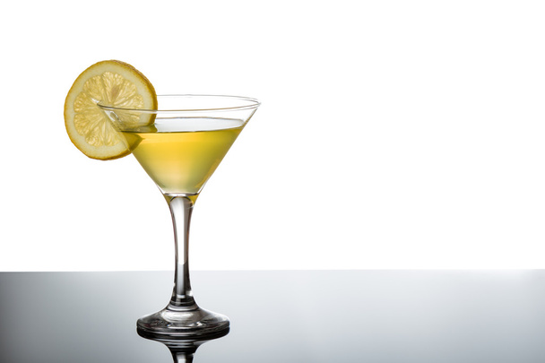 Lemon martini with lemon slice - Фото, зображення