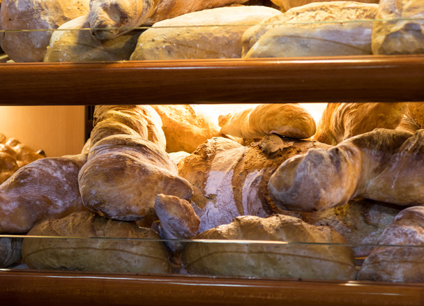 Pan en estantes
 - Foto, Imagen